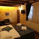 Shadow Cave House Hotel