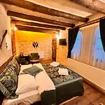 Shadow Cave House Hotel