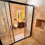 Shadow Cave House Hotel *