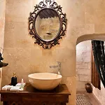 Hotel Shadow Cave House