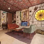 Shadow Cave House Hotel *