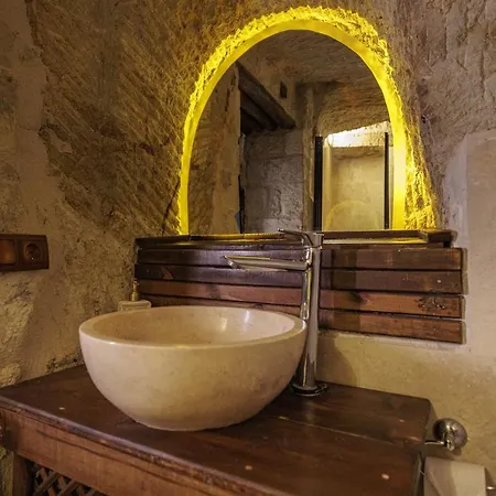 Shadow Cave House 酒店